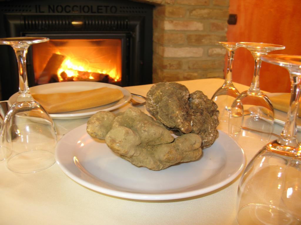 La Locanda Del Nocciolo โนเวลโล ภายนอก รูปภาพ